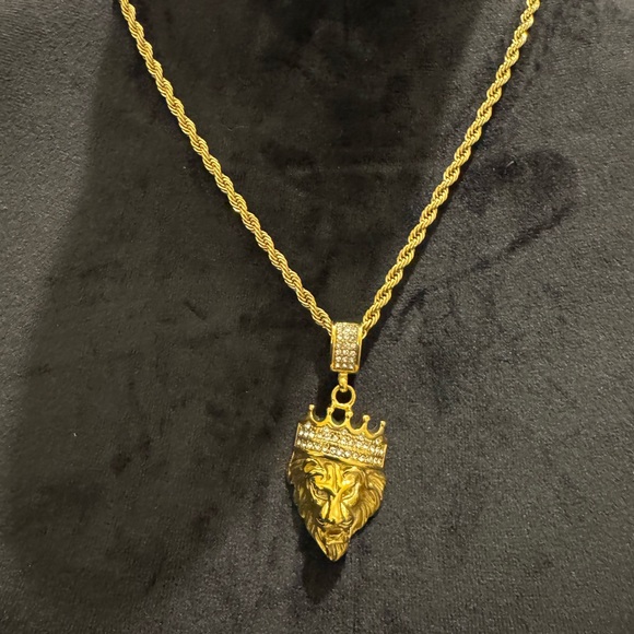 ANTHONY JACOBS
18K Goldplated Necklace with Simulated Diamond Lion Pendant - Picture 3 of 7